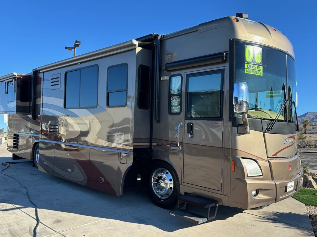 2006 Winnebago Vectra 36RD Class A Diesel Pusher Motorhome - Extra Clean!