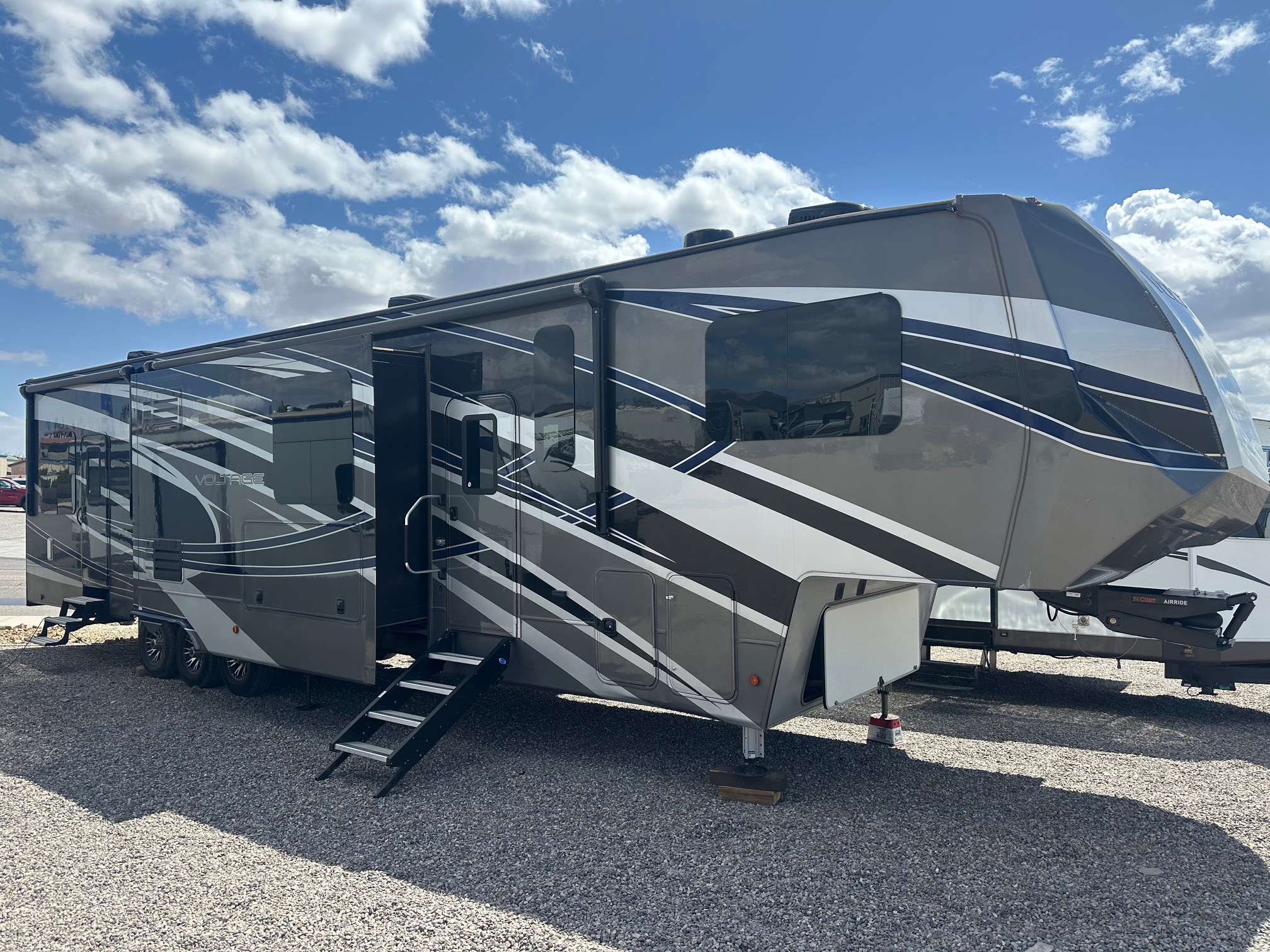 2019 Dutchmen Voltage 4185