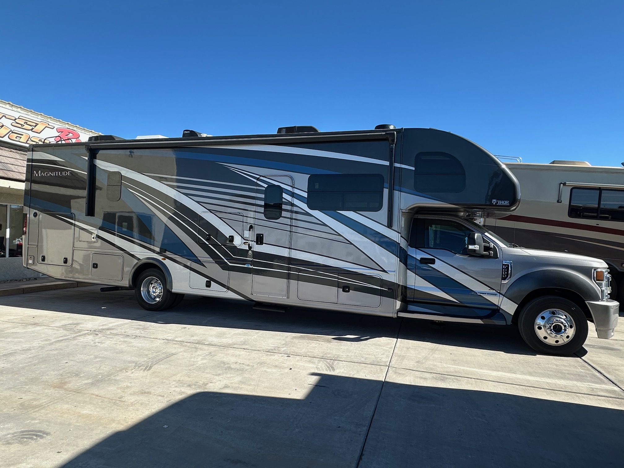 2022 Thor Motor Coach Magnitude Rs36