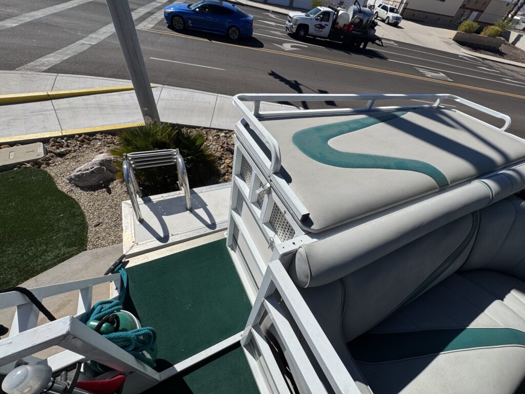 1997 JC TRITOON - 226 with 5.7 I/0  - New upholstery  -22 ft