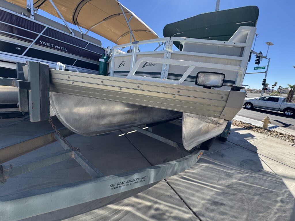 1997 JC TRITOON - 226 with 5.7 I/0  - New upholstery  -22 ft